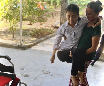 12 nam thuc hien giac mo giang duong tren doi chan cua me hinh anh