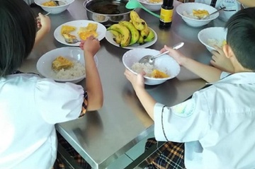 'Bua trua cua tre chi co trung va canh la qua don dieu' hinh anh