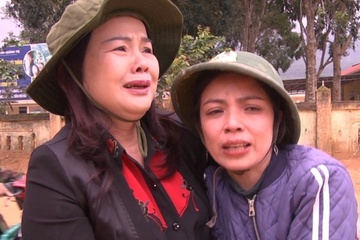 Giam doc so bat khoc nhin canh truong tan hoang o Huong Hoa hinh anh