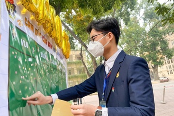 Mot hoc sinh di hoc van mo cong truong hinh anh