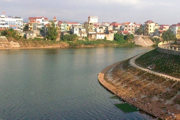 11 hoc sinh ru nhau tam song, 2 em bi nuoc cuon, tu vong hinh anh