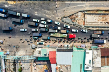 Ket xe keo dai tai cua ngo TP.HCM ngay dau dung cach ly xa hoi hinh anh