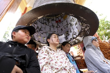 Nhieu nguoi ngoi thien duoi chuong chua Ba Den, mong het muon phien hinh anh