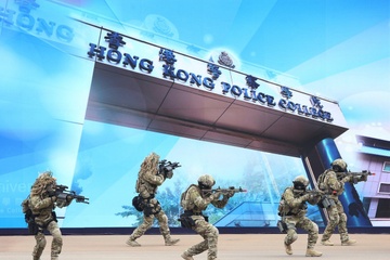 Nguoi dan ong Hong Kong bi bat vi chup anh biet doi Phi Ho hinh anh