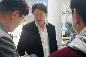 Gianh cho tren may bay so tan khoi Vu Han, CEO Korean Air bi chi trich hinh anh