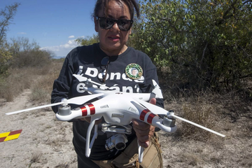 Nguoi me dung drone tim xac con tren canh dong chet hinh anh