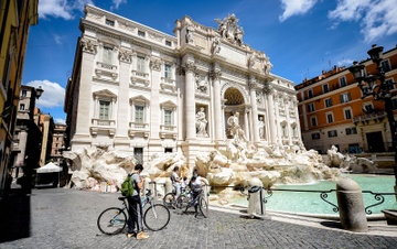 Italy dan mo cua sau lenh phong toa dai nhat the gioi hinh anh