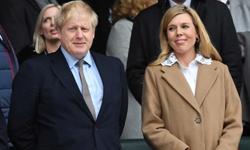 Thu tuong Boris Johnson don con trai dau long voi hon the hinh anh