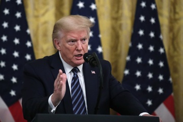 Ong Trump lien tuc do loi cho phong thi nghiem Trung Quoc ve virus hinh anh