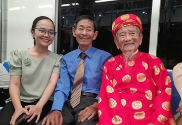 Nha nghien cuu 105 tuoi Nguyen Dinh Tu di metro hinh anh