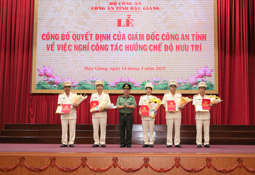 5 lãnh đạo cấp phòng Công an Hậu Giang nghỉ hưu trước tuổi