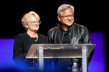 Màn cầu hôn để đời của Jensen Huang