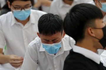 Khong duoc nhap canh vao Hong Kong, hoc sinh lo bi lo ky thi hinh anh