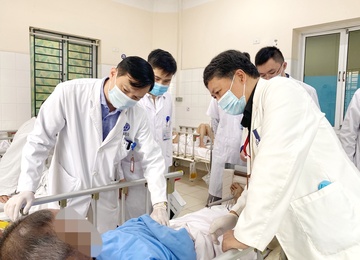 Nhiem trung co do dieu tri thoat vi dia dem bang cham cuu hinh anh