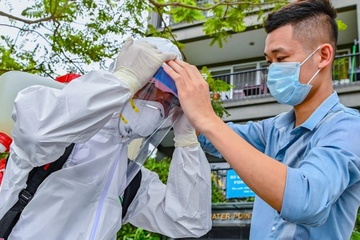 Hai nguoi lam viec trong khu cong nghiep o Ha Noi nhiem nCoV hinh anh