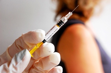 Nguoi duoi 18 tuoi co duoc tiem vaccine Covid-19? hinh anh