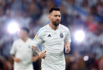 Thu ca cau thu Argentina va vo uong truoc tran dau hinh anh