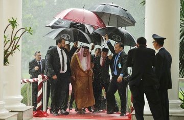 Indonesia dieu tau chien bao ve chuyen nghi mat cua vua Saudi Arabia hinh anh