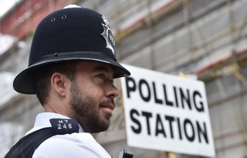 Nuoc Anh buoc vao ngay bau cu giua 'bong den' khung bo va Brexit hinh anh