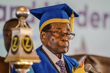 Cuu tong thong Mugabe nhan 10 trieu USD tien 've huu' hinh anh