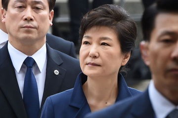 Cuu tong thong Park Geun Hye doi mat an 30 nam tu hinh anh