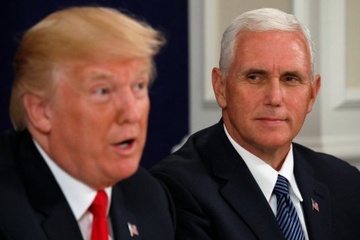TT Trump chim trong khung hoang, Pho TT Pence doi cho trong bong toi hinh anh