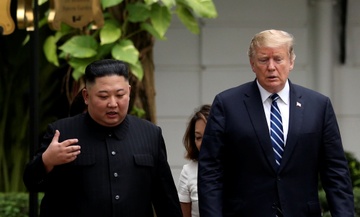 Tong thong Trump va ong Kim Jong Un di dao trong khuon vien khach san hinh anh