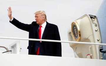 Sau mot thang, ty le ung ho Trump thap nhat trong lich su hinh anh