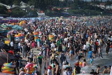 60.000 luot khach tam bien Vung Tau ngay 3/9 hinh anh