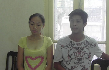 Hai vo chong di cuop giat vi can... mua sua hinh anh