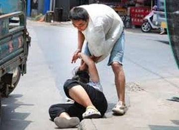 Chong ngang nhien loi 3 co bo nhi ve o cung hinh anh