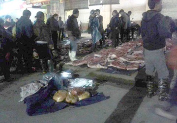 Hai hung cho 'lon ban': Khach ngheo cho le 'dinh' don hinh anh