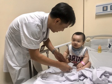 Kieng tam khi tre om - tuong tot hoa ra rat nguy hai hinh anh
