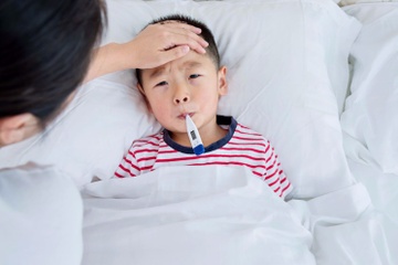 Sai lam cua nguoi lon khien tre de om nang khi troi ret hinh anh