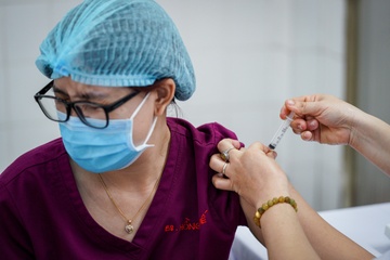Vi sao nguoi duoc tiem vaccine Covid-19 can theo doi sat suc khoe? hinh anh