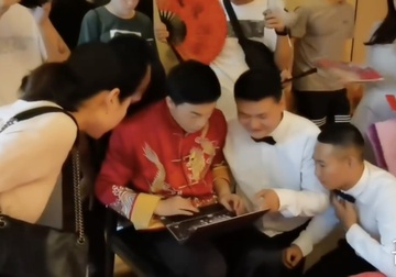 Chu re ngoi lap trinh ngay tai le ruoc dau o Trung Quoc hinh anh