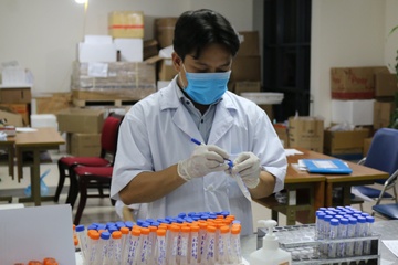 Gia dinh 4 nguoi tai Ha Noi duong tinh voi nCoV hinh anh