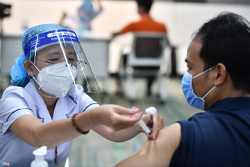 Vi sao khong duoc uong ruou, bia sau tiem vaccine Covid-19? hinh anh
