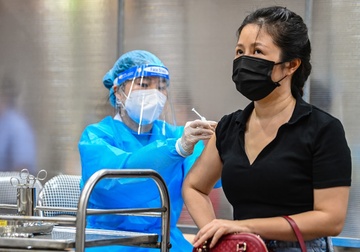 Hon 200.000 nguoi o Ha Noi duoc tiem vaccine Covid-19 trong ngay 8/9 hinh anh