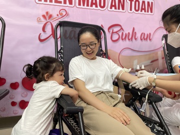 Nhung gia dinh ‘3 doi hien mau’ hinh anh