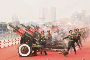 21 loạt đại bác rền vang trời TP.HCM kỷ niệm ngày thống nhất