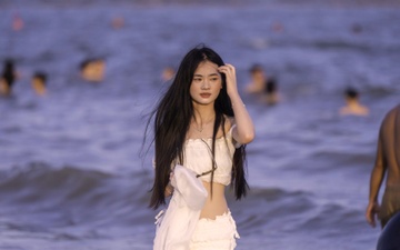 Nườm nượp 'giải nhiệt' ở biển Bãi Cháy