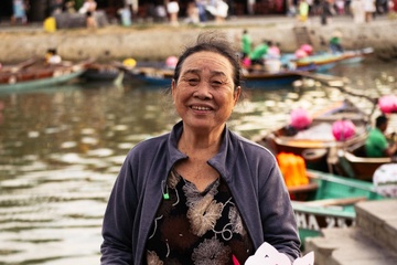 Gan 2 thang khach Nga 'san' anh nguoi Hoi An hinh anh