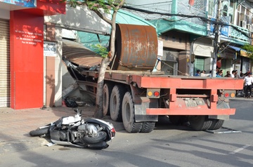 Xe dau keo can chet nguoi, tong sap nha dan o Sai Gon hinh anh