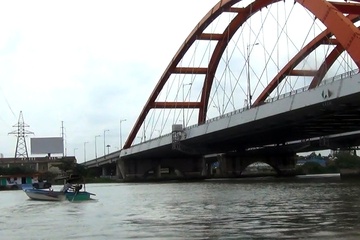 Dua vi cho tai xe taxi roi gieo minh xuong song Sai Gon hinh anh