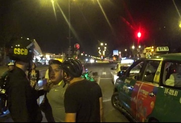 Bat nghi pham cuop xe taxi o Sai Gon nhu phim hanh dong hinh anh