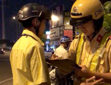 'Ma men' dung mu bao hiem tan cong canh sat giao thong o Sai Gon hinh anh