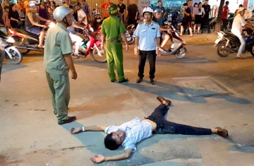Nguoi dan ong dap oto, 'an va' khi bi ong Doan Ngoc Hai cau xe hinh anh