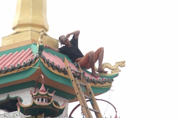 Chuyen thanh nien ‘ngao da’ leo noc chua vao trung tam cai nghien hinh anh