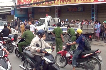 Nghi bi truy duoi, hai xe may tong chet nguoi dan ong o Sai Gon hinh anh
